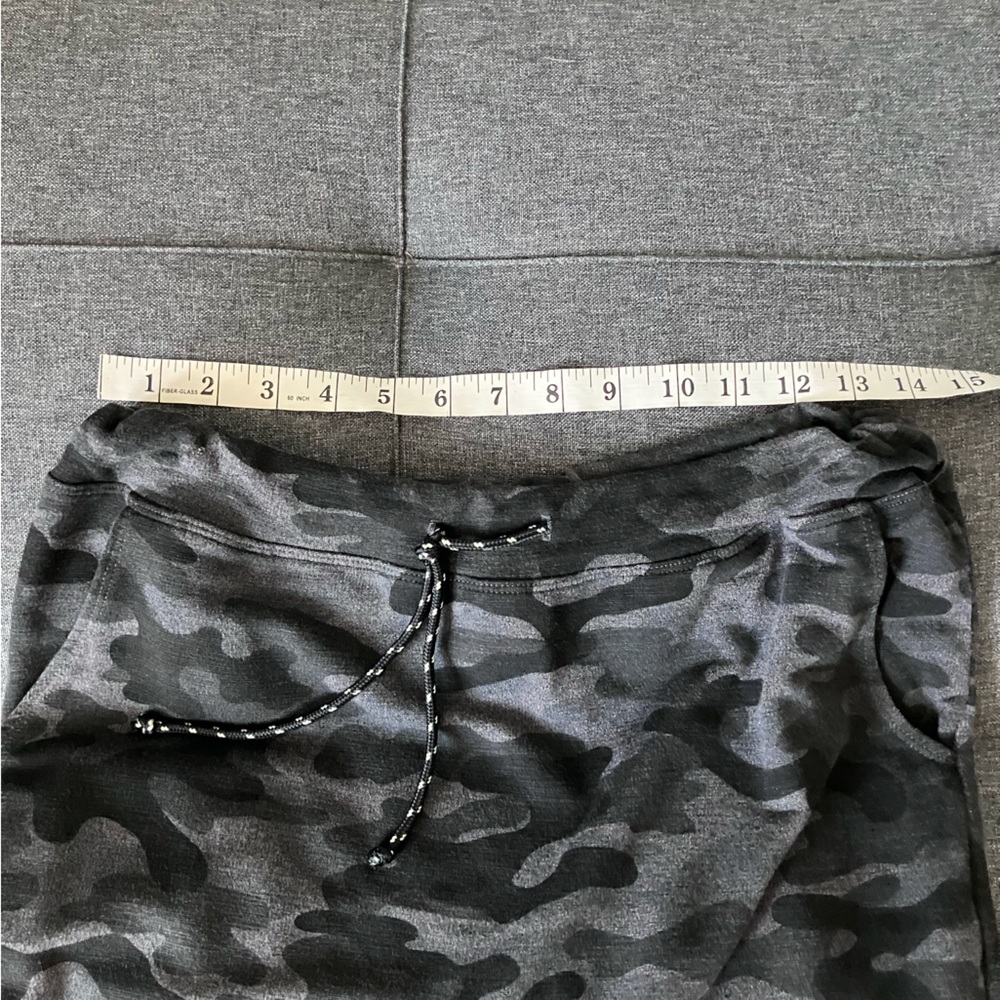 SUNDRY EVEREVE Grey Camo Mini Skirt Size 2 - Picture 6 of 11